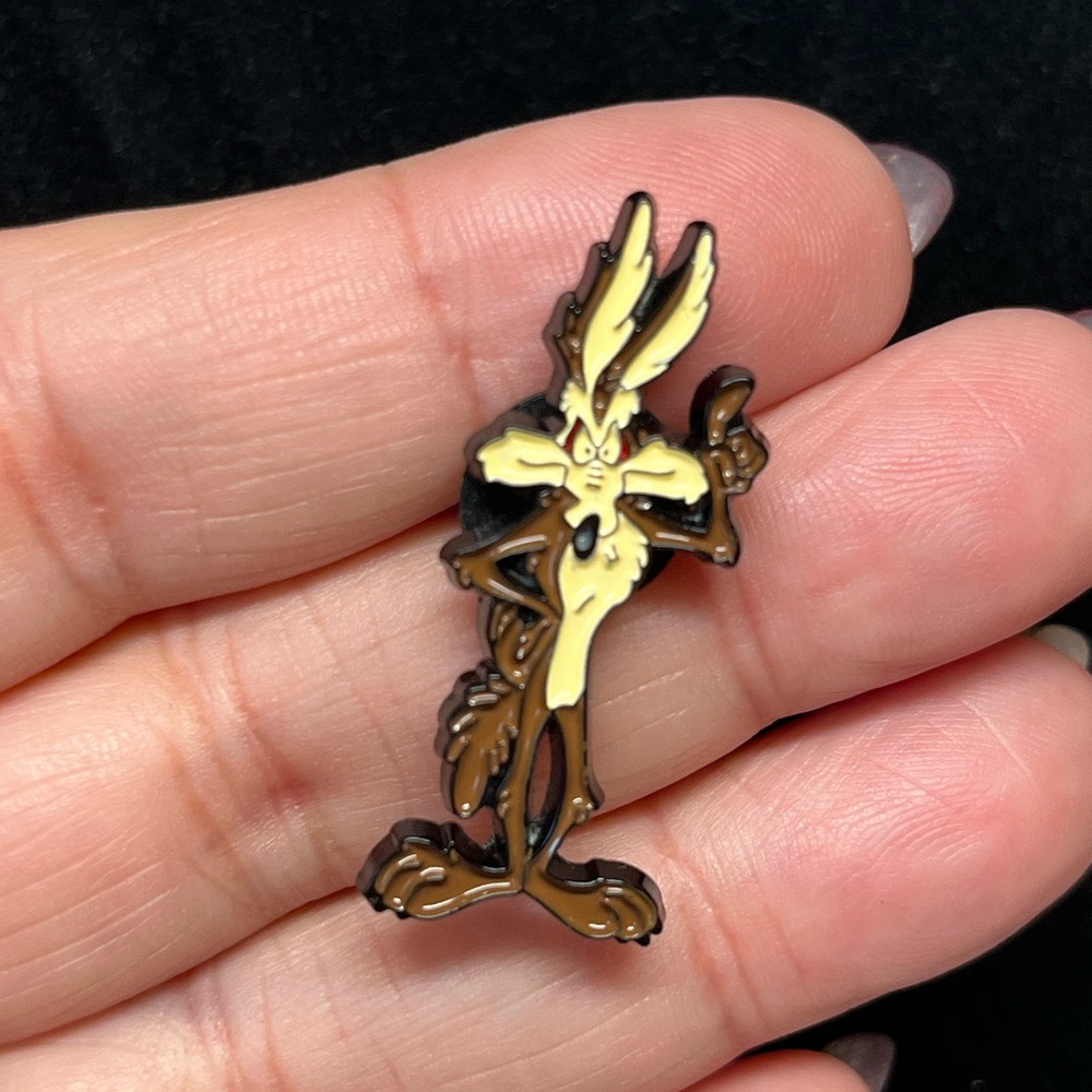 🐰 Wylie coyote/bugs bunny TV cartoon series pin/brooch-lapel